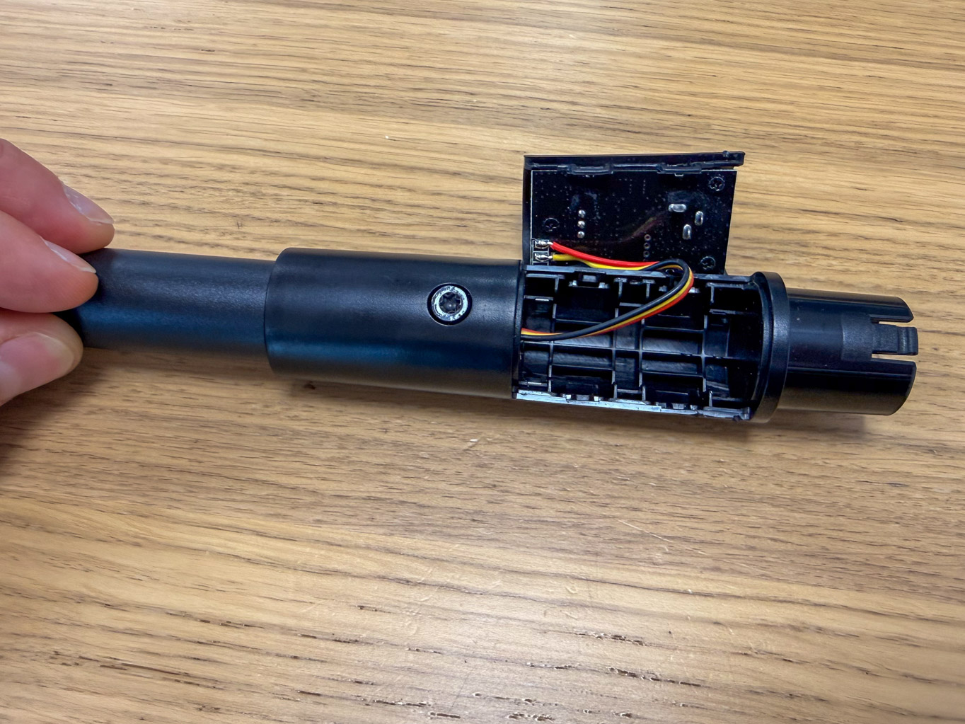 LaskaKit-stavba-wled-rgbic-lampy-z-philips-podlahove-lampy--action--s-laskakit-espwled-2